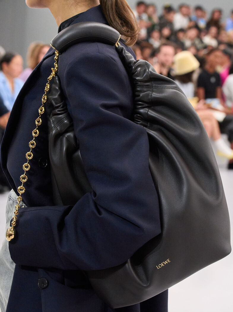 LOEWE經典包款推薦-24春夏女星們都要背到這款高級的LOEWE Squeeze bag！