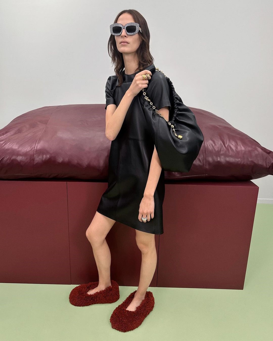 LOEWE經典包款推薦-24春夏女星們都要背到這款高級的LOEWE Squeeze bag！