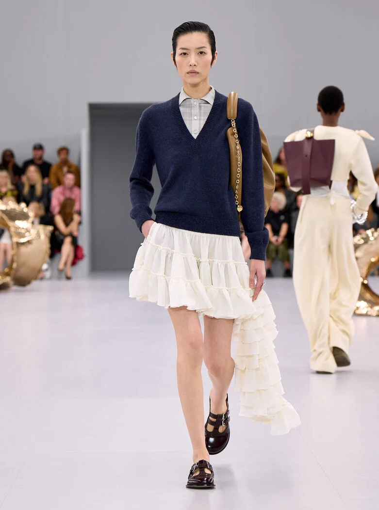 LOEWE經典包款推薦-24春夏女星們都要背到這款高級的LOEWE Squeeze bag！
