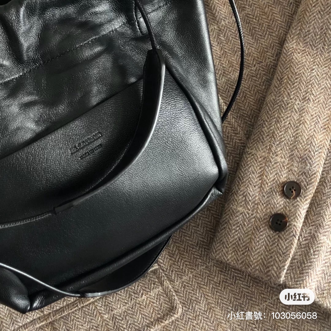 精品錢包短夾長夾 - JIL SANDER 日韓小姐姐瘋搶款來了，「小籠包」也能背上身！